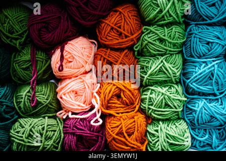 Palle di filato per maglieria e spiedini. Foto di alta qualità Foto Stock