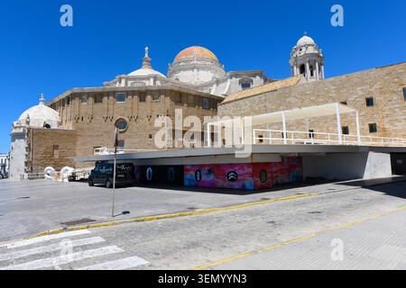 Città di Cádiz, sito fenico e cattedrale (retro). Andalucía, Spagna. Foto Stock
