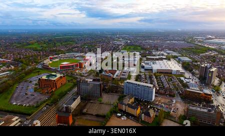 Vista aerea del campo da cricket Emirates Old Trafford, del Lancashire CCC, con il paesaggio urbano di Stretford e Greater Manchester, Old Trafford Foto Stock