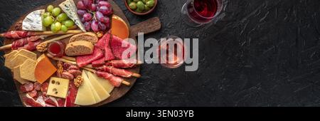 Antipasti o tapas. Salumi e tagliere di formaggi con vino, panorama sospeso con spazio per le copie Foto Stock