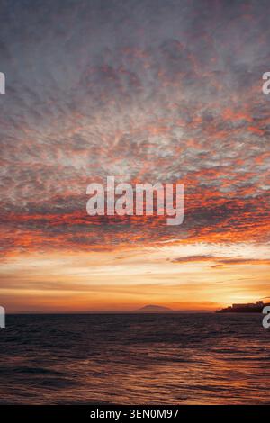 Splendido tramonto sull'oceano con nuvole di arancione e viola. MUI ne, Vietnam Foto Stock