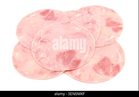 Fette arrotondate di prosciutto italiano, tagli di maiale alle spalle, su sfondo bianco. Foto Stock