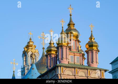 Croci ortodosse dorate della Santissima Trinità di San Sergio lavra in una mattinata di sole. Sergiev Posad. Regione di Mosca, Russia Foto Stock