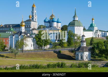 Vista della Santissima Trinità di San Sergio Lavra in una soleggiata mattina di maggio. Sergiev Posad. Regione di Mosca, Russia Foto Stock