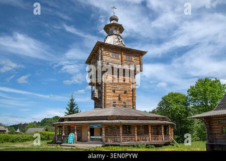 REGIONE DI MOSCA, RUSSIA - 23 MAGGIO 2026: Vista sul centro di pellegrinaggio. Il territorio del complesso del tempio "Gremyachy Klyuch". Il cortile del Trin Foto Stock