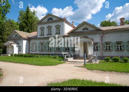 ABRAMTSEVO, RUSSIA - 24 MAGGIO 2026: Facciata della casa padronale principale dell'industriale Mamontov. Abramtsevo, regione di Mosca Foto Stock