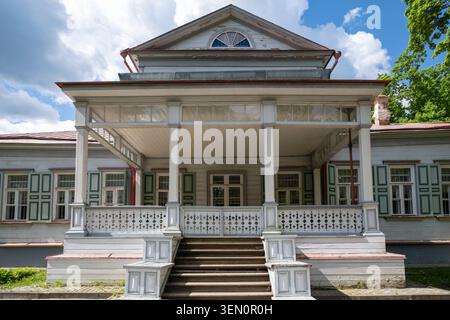 ABRAMTSEVO, RUSSIA - 24 MAGGIO 2026: La facciata della casa principale è in primo piano. Abramtsevo Manor, regione di Mosca Foto Stock