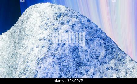 Ghiaccio blu e bianco con striature verticali sfocate colorate sullo sfondo. Foto Stock