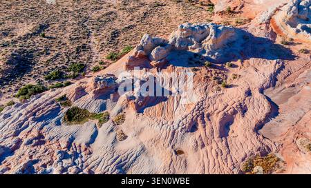 Vista aerea di un aspro paesaggio desertico con formazioni rocciose colorate e vegetazione sparsa. Marble Canyon, Arizona, Stati Uniti Foto Stock