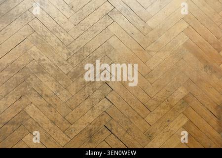 Un progetto di ristrutturazione, un vecchio pavimento in parquet a spina di pesce in un appartamento vuoto a Berlino, Prenzlauer Berg, prima del restauro. Il legno usurato S Foto Stock