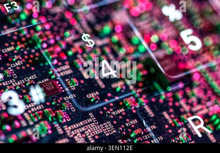 Primo piano di una scheda a circuiti stampati illuminata colorata con numeri e simboli visibili attraverso il vetro. Foto Stock