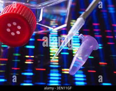 Apparecchiatura da laboratorio su sfondo colorato per sequenziamento del DNA con pipetta e provetta per campioni. Foto Stock