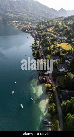 Luftaufnahme des glasklaren und türkblauen Attersees mit Blick auf Unterach am Attersee a Oberösterreich AM 08.06.2026. // veduta aerea del lago Attersee dalle acque cristalline e turchesi con vista su Unterach am Attersee nell'alta Austria l'8 giugno 2026. Crediti: APA-Images/Alamy Live News Foto Stock