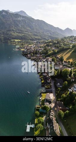 Luftaufnahme des glasklaren und türkblauen Attersees mit Blick auf Unterach am Attersee a Oberösterreich AM 08.06.2026. // veduta aerea del lago Attersee dalle acque cristalline e turchesi con vista su Unterach am Attersee nell'alta Austria l'8 giugno 2026. Crediti: APA-Images/Alamy Live News Foto Stock