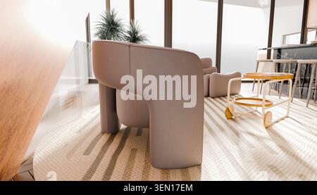 Interni moderni con mobili eleganti e luce solare che illuminano lo spazio, mettendo in risalto il design. Foto Stock