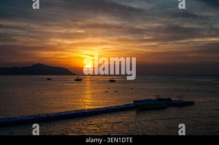 Alba dorata sul mare con molo a Sharm El Sheikh Foto Stock
