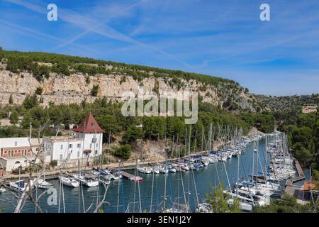 Marina nella Calanque de Port-Miou vicino a Cassis nel Parco Nazionale delle Calanques nel sud della Francia. Foto Stock