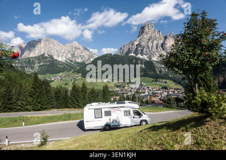 Vista su Corvara fino al Parco naturale Puez-Geisler, alto Adige, Italia Foto Stock
