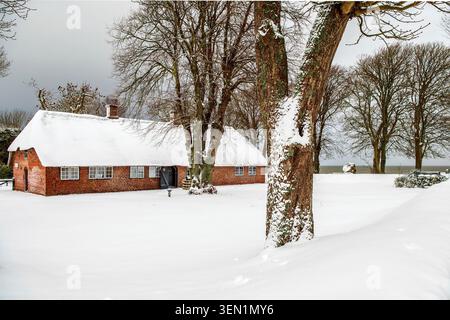 Vecchia casa frisone in inverno Foto Stock