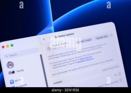 Poznan, Polonia - 9 giugno 2026: Una finestra di aggiornamento del software macOS 27 digitale su un display, che rappresenta un miglioramento del sistema per un computer per migliorare per Foto Stock