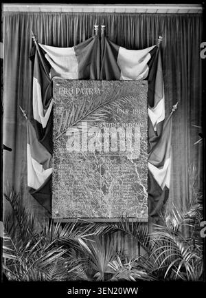 Una targa commemorativa eretta nel 1923 onora i membri dello staff e gli studenti dell'Institut National d'agronomie coloniale che morì durante la prima guerra mondiale, collegando l'educazione agronomica, la memoria collettiva e il ricordo istituzionale a Nogent-sur-Marne, in Francia. Foto Stock