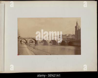 Il vecchio Pont au Change si estende lungo la Senna a Parigi nel 1858. Questa fotografia di stampa di Collard registra il ponte di pietra prima della sostituzione e documenta un importante attraversamento nel centro storico della capitale francese. Foto Stock