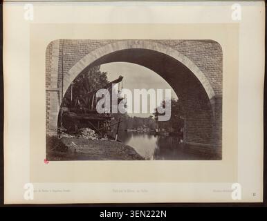 La fotografia documenta il Pont sur la Sèvre a le Pallet con una macchina elevatrice lungo la linea ferroviaria Nantes-Vendée, prodotta da Jules Duclos, che documenta la costruzione di ponti in pietra, macchinari per gru e infrastrutture di attraversamento del fiume nella Loira-Atlantica, Francia. Foto Stock