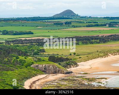 Vista aerea con drone che si affaccia sulla spiaggia di Tyninghame sulla costa orientale del Lothian, in Scozia, mostrando la costa sabbiosa, le dune e il punto d'incontro del fiume Foto Stock