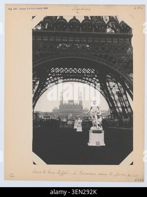Sotto la Torre Eiffel con il Trocadéro sullo sfondo, Una stampa in gelatina d'argento di Hippolyte Blancard registra l'area sotto la Torre Eiffel a Parigi nel 1889 con il Palazzo del Trocadéro visibile oltre il campo di Marte all'esposizione Internazionale. Foto Stock