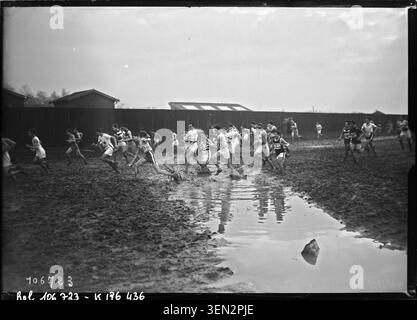 I corridori partecipano al Cross des Petits Gars organizzato da l'Auto al Bois de Vincennes di Parigi il 24 gennaio 1926, gareggiando all'evento annuale di fondo in condizioni invernali. Foto Stock