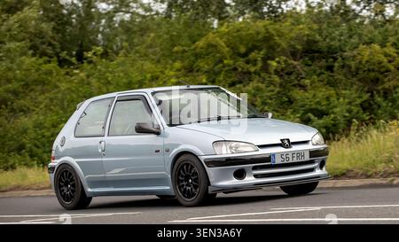 Stony Stratford, Bucks, Regno Unito - 7 giugno 2026:2002 Peugeot 106 guida su una strada inglese Foto Stock