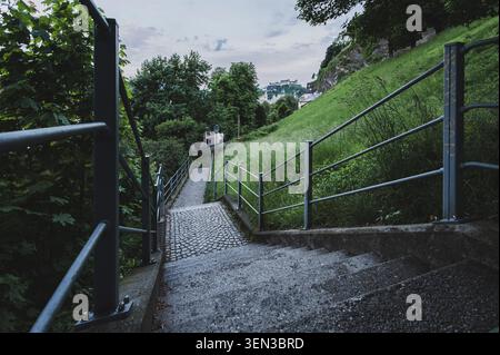 I sentieri e le viste sulla collina della fortezza di Mönchsberg nella città di Mozart di Salisburgo in primavera. Foto Stock