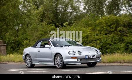 Stony Stratford, Bucks, Regno Unito - 7 giugno 2026:1995 Toyota Celica auto d'epoca che guida su una strada inglese Foto Stock