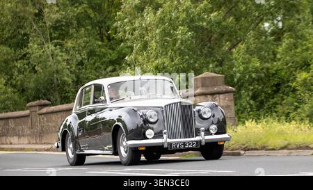 Stony Stratford, Bucks, Regno Unito - 7 giugno 2026: 1960 Bentley s2 auto d'epoca su una strada britannica Foto Stock