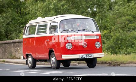 Stony Stratford, Bucks, Regno Unito - 7 giugno 2026: 1975 Volkswagen Campervan che guida su una strada britannica Foto Stock