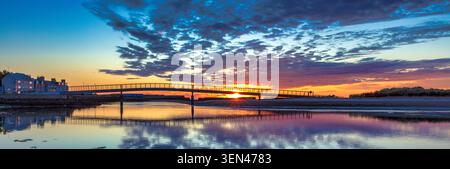 Alba estiva sul nuovo ponte pedonale dalla passeggiata alla spiaggia est di Lossiemouth sul Moray Firth nel nord-est della Scozia Foto Stock