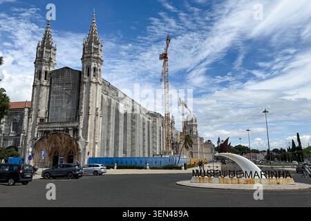 I visitatori fanno la fila fuori dal Monastero di Jeronimos, un monumento in stile manuelino del XVI secolo e sito patrimonio dell'umanità dell'UNESCO, nel quartiere di Belem a Lisbona, Portogallo, 3 maggio 2026. Il monastero è tra i monumenti più visitati della città. (Foto di Samuel Rigelhaupt/Sipa USA) Foto Stock