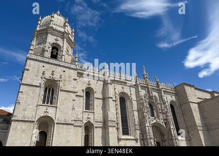 I visitatori fanno la fila fuori dal Monastero di Jeronimos, un monumento in stile manuelino del XVI secolo e sito patrimonio dell'umanità dell'UNESCO, nel quartiere di Belem a Lisbona, Portogallo, 3 maggio 2026. Il monastero è tra i monumenti più visitati della città. (Foto di Samuel Rigelhaupt/Sipa USA) Foto Stock