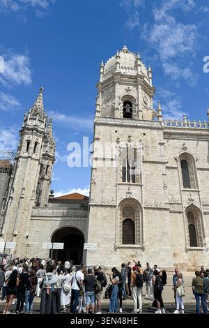 I visitatori fanno la fila fuori dal Monastero di Jeronimos, un monumento in stile manuelino del XVI secolo e sito patrimonio dell'umanità dell'UNESCO, nel quartiere di Belem a Lisbona, Portogallo, 3 maggio 2026. Il monastero è tra i monumenti più visitati della città. (Foto di Samuel Rigelhaupt/Sipa USA) Foto Stock