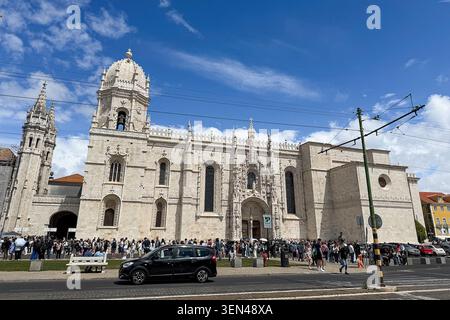 I visitatori fanno la fila fuori dal Monastero di Jeronimos, un monumento in stile manuelino del XVI secolo e sito patrimonio dell'umanità dell'UNESCO, nel quartiere di Belem a Lisbona, Portogallo, 3 maggio 2026. Il monastero è tra i monumenti più visitati della città. (Foto di Samuel Rigelhaupt/Sipa USA) Foto Stock