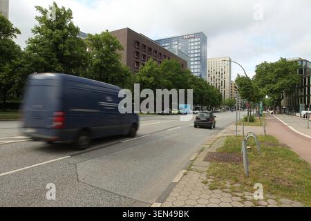 Die Hotels Numa Hamburg St. Georg am Lübeckertordamm und Motel One Hamburg-Alster v.l. am Steindamm. St. Georg Hamburg *** gli hotel Numa Hamburg St Georg su Lübeckertordamm e Motel One Hamburg Alster V l su Steindamm St Georg Hamburg Foto Stock