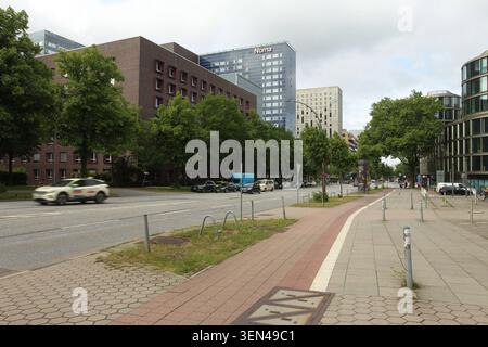 Die Hotels Numa Hamburg St. Georg am Lübeckertordamm und Motel One Hamburg-Alster v.l. am Steindamm. St. Georg Hamburg *** gli hotel Numa Hamburg St Georg su Lübeckertordamm e Motel One Hamburg Alster V l su Steindamm St Georg Hamburg Foto Stock