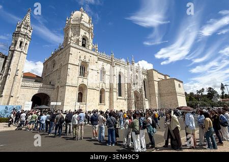 I visitatori fanno la fila fuori dal Monastero di Jeronimos, un monumento in stile manuelino del XVI secolo e sito patrimonio dell'umanità dell'UNESCO, nel quartiere di Belem a Lisbona, Portogallo, 3 maggio 2026. Il monastero è tra i monumenti più visitati della città. (Foto di Samuel Rigelhaupt/Sipa USA) Foto Stock