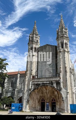 I visitatori fanno la fila fuori dal Monastero di Jeronimos, un monumento in stile manuelino del XVI secolo e sito patrimonio dell'umanità dell'UNESCO, nel quartiere di Belem a Lisbona, Portogallo, 3 maggio 2026. Il monastero è tra i monumenti più visitati della città. (Foto di Samuel Rigelhaupt/Sipa USA) Foto Stock