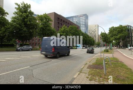 Die Hotels Numa Hamburg St. Georg am Lübeckertordamm und Motel One Hamburg-Alster v.l. am Steindamm. St. Georg Hamburg *** gli hotel Numa Hamburg St Georg su Lübeckertordamm e Motel One Hamburg Alster V l su Steindamm St Georg Hamburg Foto Stock