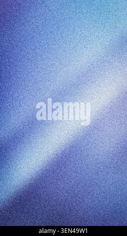 Sfondo verticale astratto dai colori freddi con una luminosa striscia diagonale, caratterizzata da una sottile trama sfocata granulosa nelle tonalità blu, viola e bianco Foto Stock