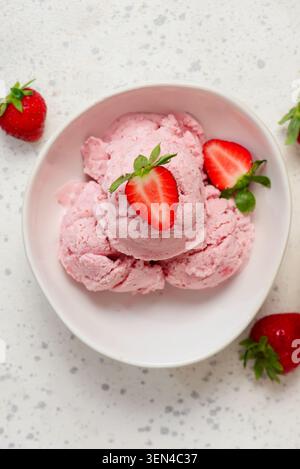 Ghiaccio alla fragola fatto in casa cream..selective Foto Stock