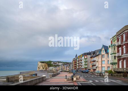 Ampia vista sul lungomare lastricato di Mers-les-Bains. Sulla destra, i colorati edifici e ville Belle Époque fiancheggiano la strada costiera, mentre i ciottoli Foto Stock