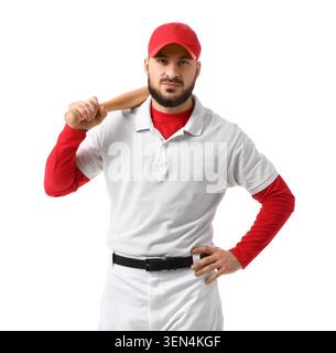 Giocatore di baseball sicuro con berretto rosso e uniforme bianca che tiene la mazza di legno sulla spalla, isolata su sfondo bianco Foto Stock
