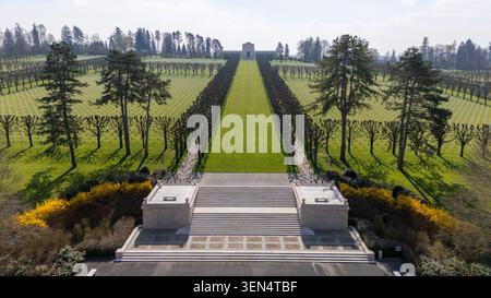Vista dal drone del prato centrale, dei gradini, del viale alberato e della cappella commemorativa del cimitero americano Mosa-Argonne in Francia. Foto Stock